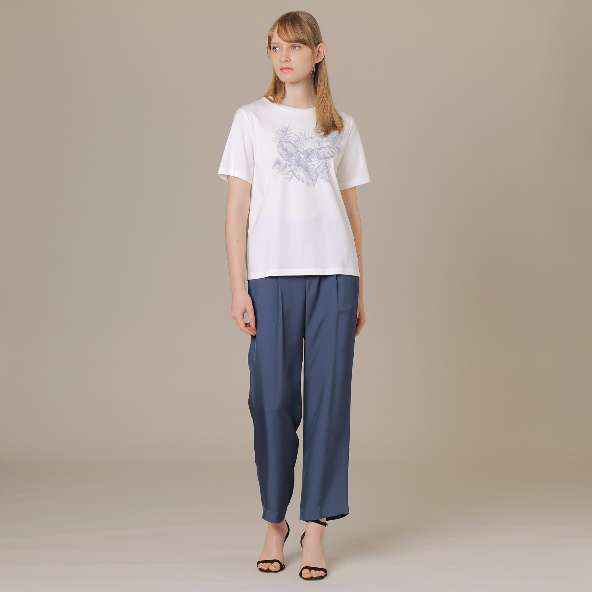 
                   ボタニカルリーフプリントTシャツ